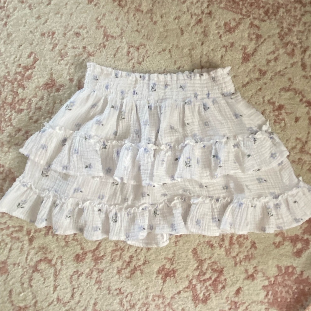 🦋✨ Women’s white skirt with blue flowers NWT ✨🦋
